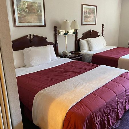 Voyageur Inn And Conference Center Reedsburg Экстерьер фото