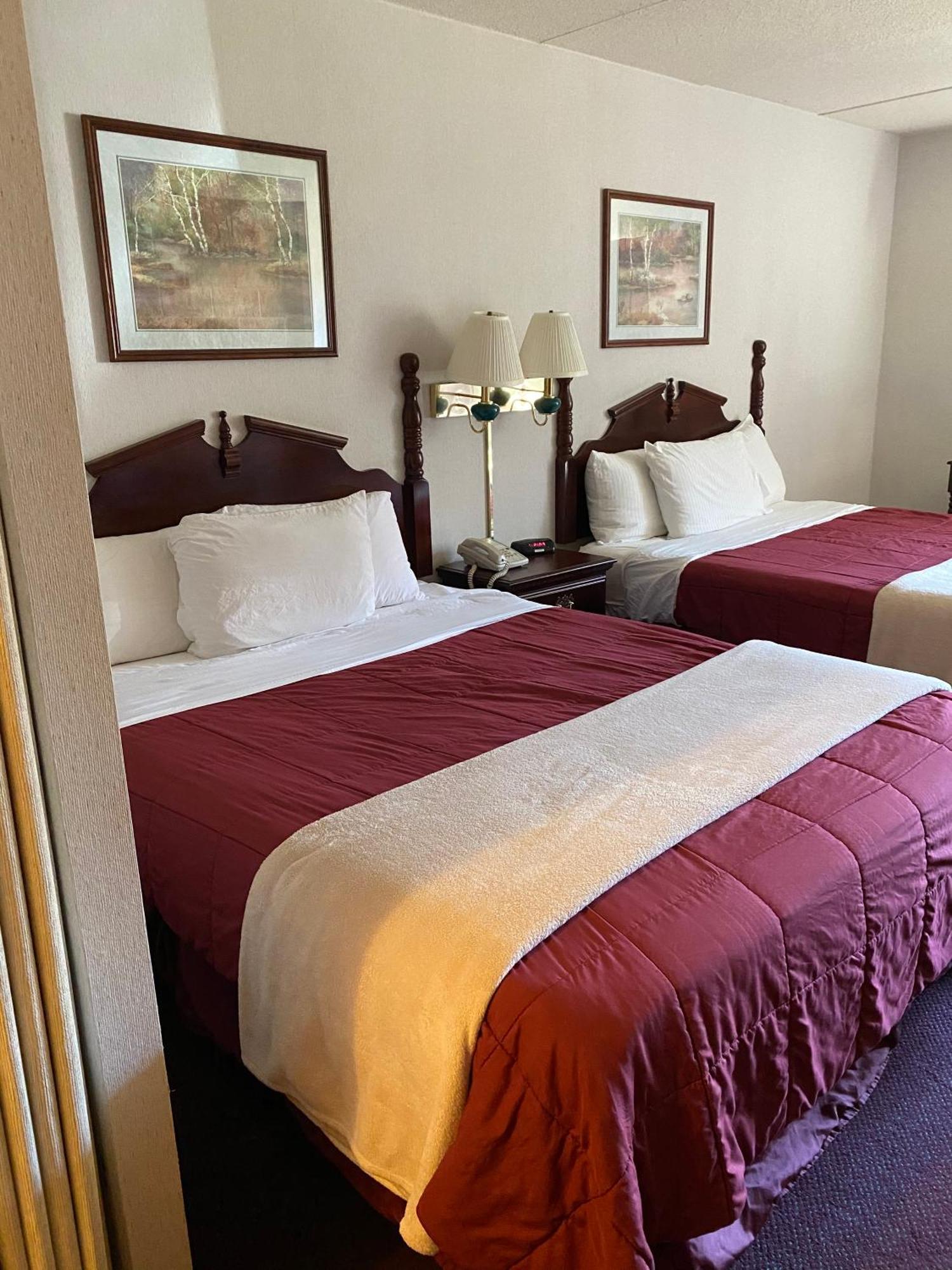 Voyageur Inn And Conference Center Reedsburg Экстерьер фото