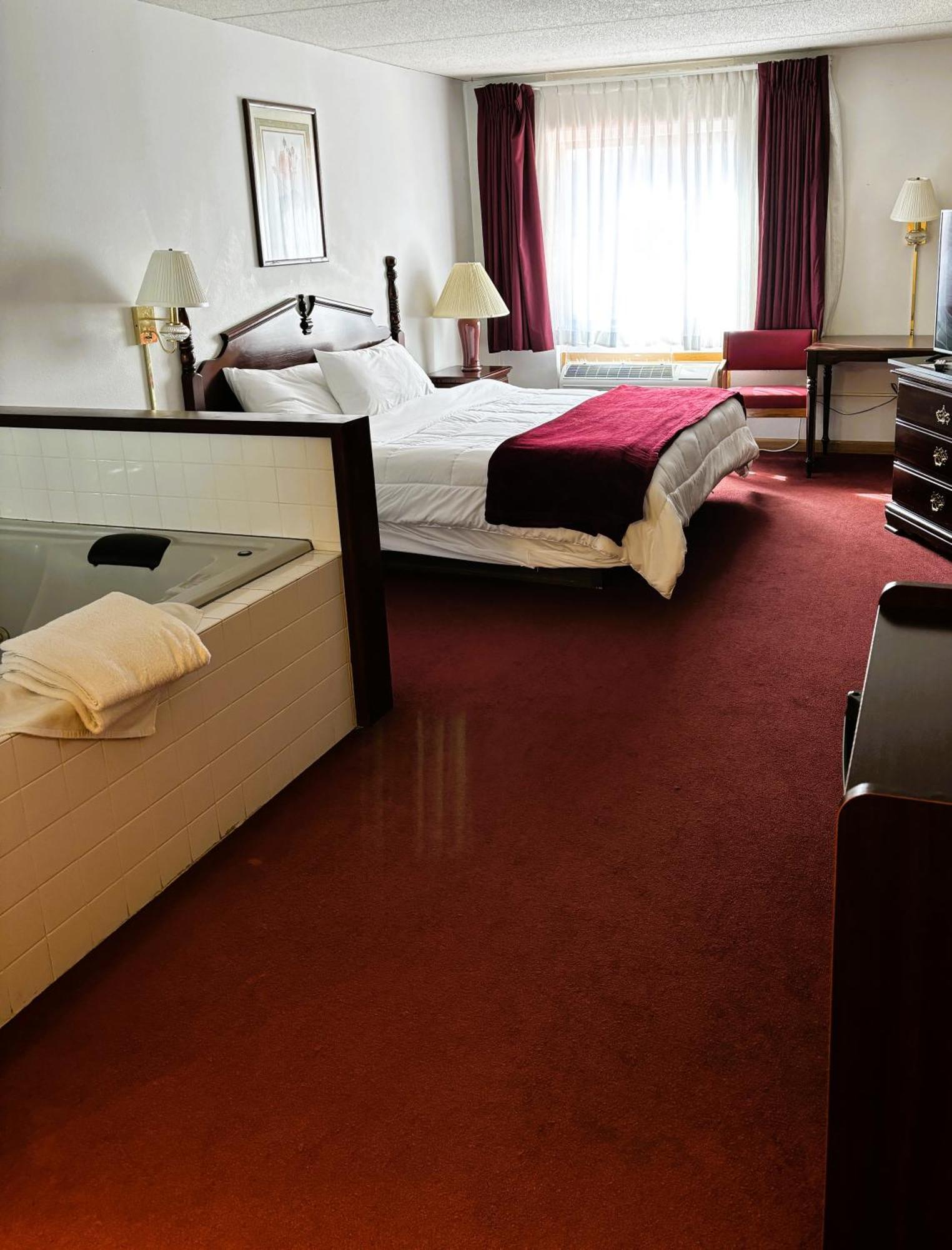 Voyageur Inn And Conference Center Reedsburg Экстерьер фото