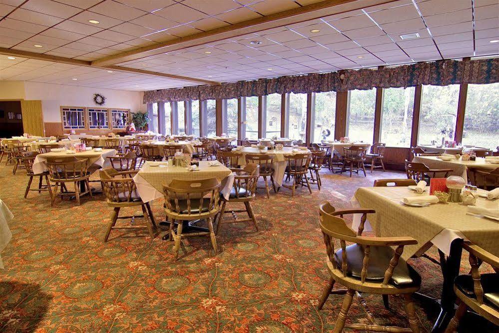 Voyageur Inn And Conference Center Reedsburg Ресторан фото
