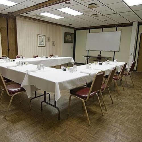 Voyageur Inn And Conference Center Reedsburg Удобства фото